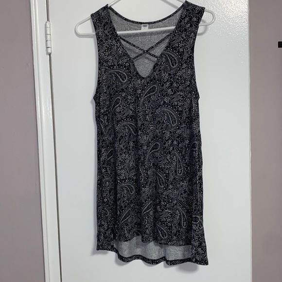Old Navy Tops - Size M long flowy tank top with a fun design from Old Navy